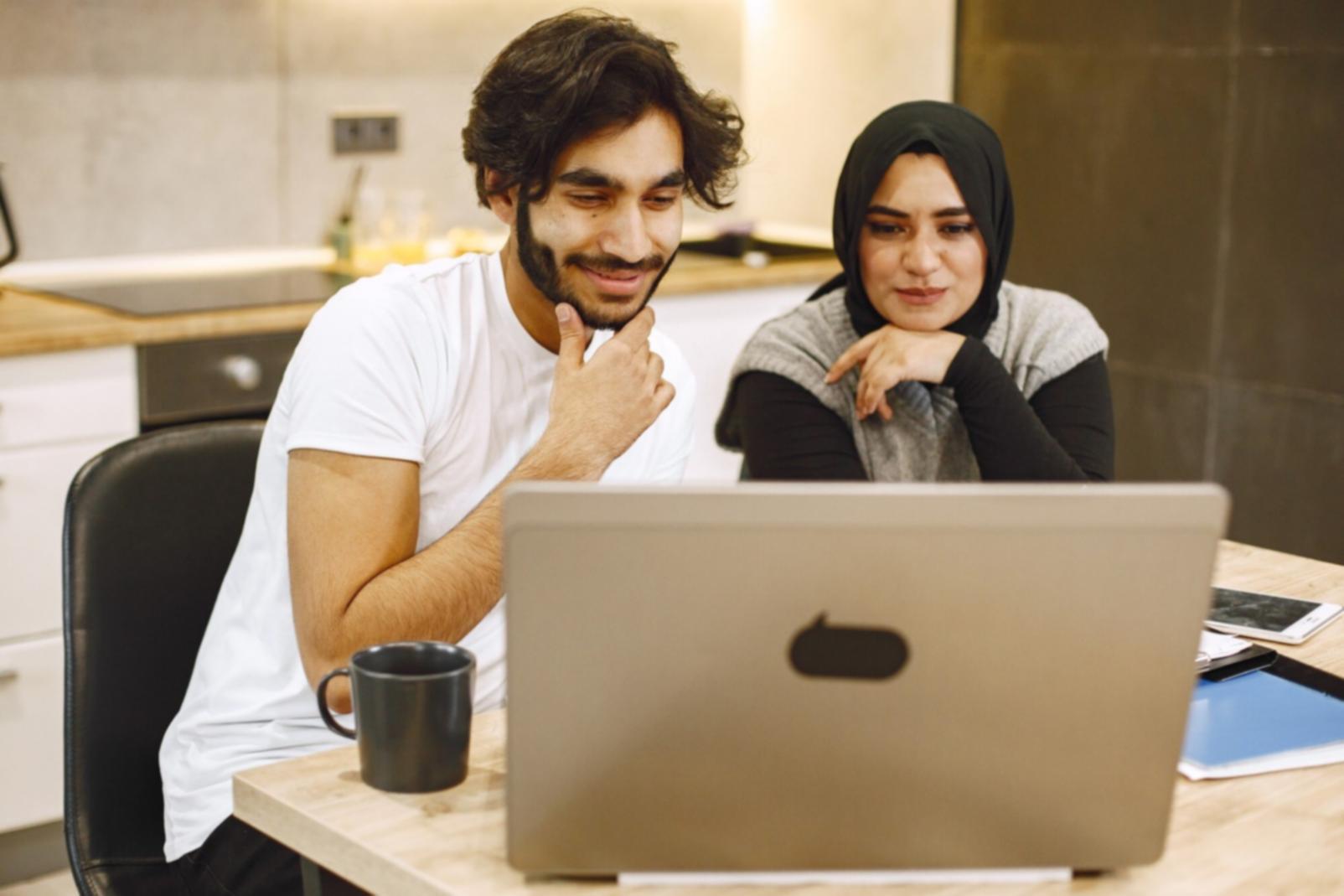 Studentin analysiert Finanzdaten am Computer